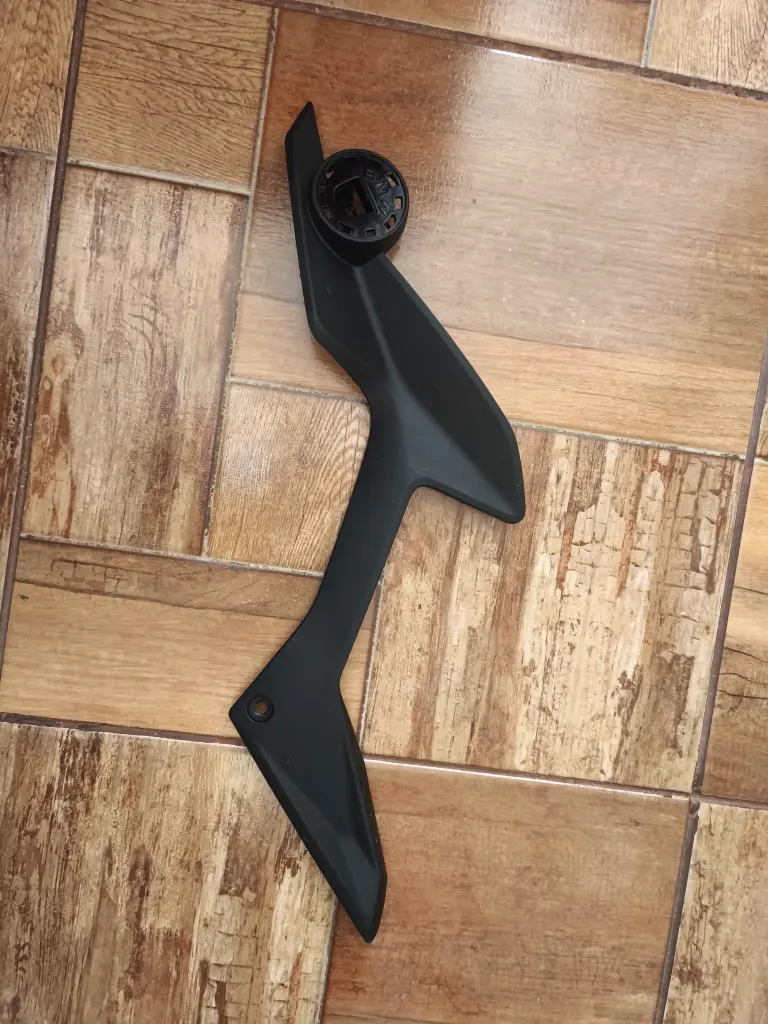 [46638556771 US] Moldura izq. estanque G310r